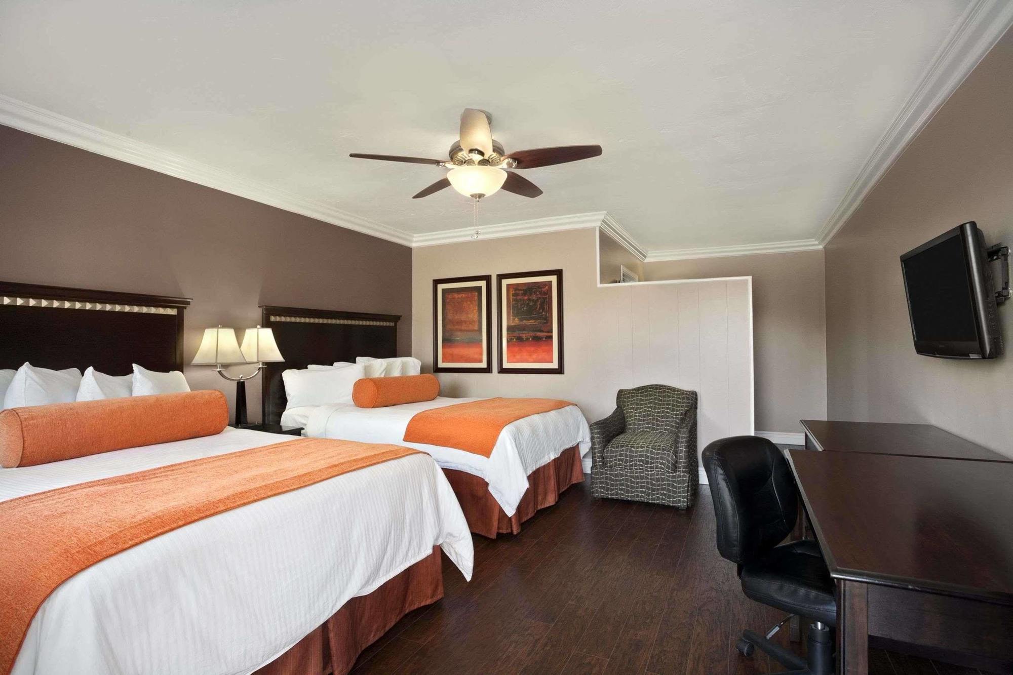 Travelodge By Wyndham Santa Maria Bagian luar foto